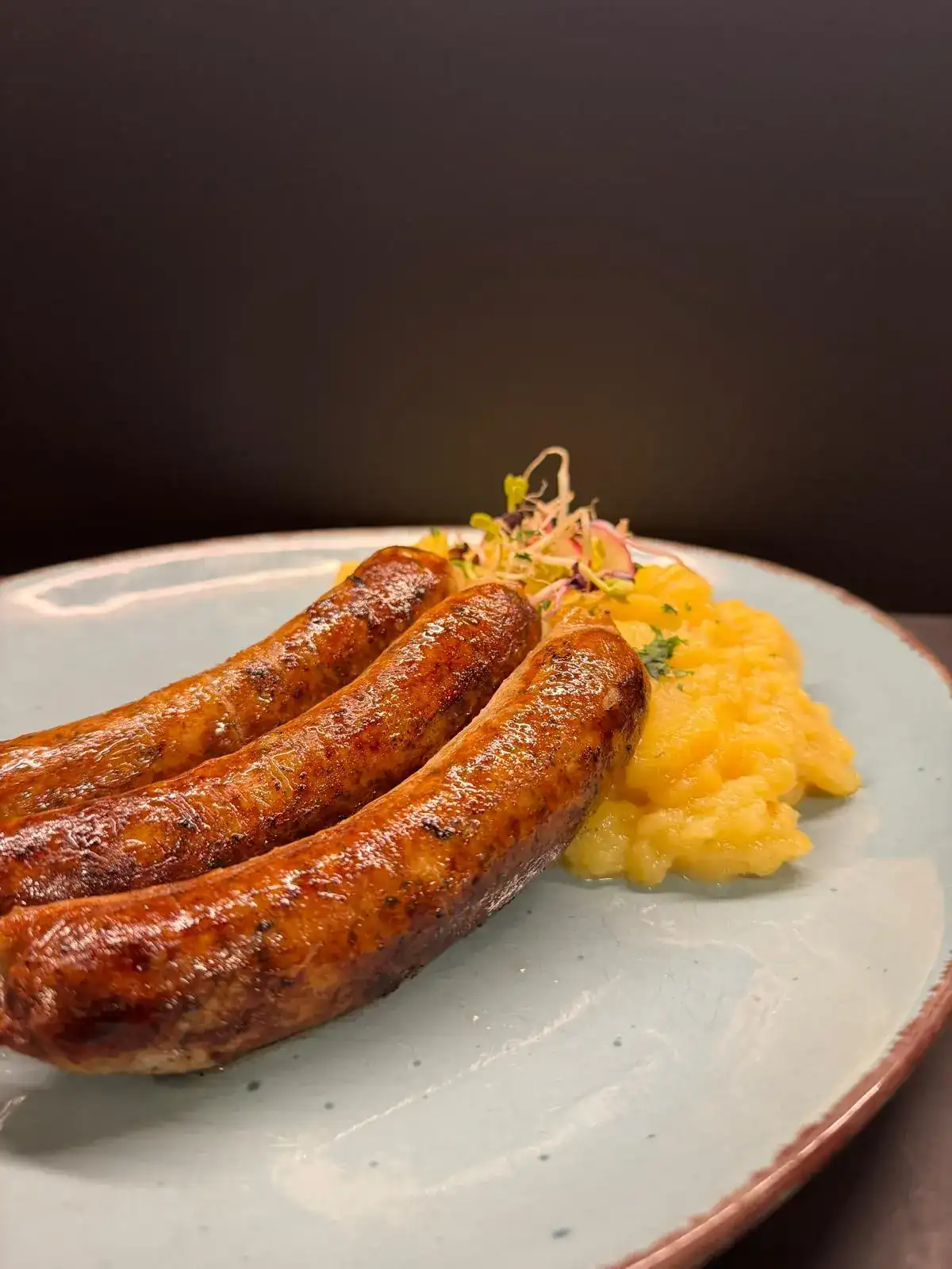Fränkische Bratwürste mit Kartoffelbrei im Wirtshaus Nürnberg