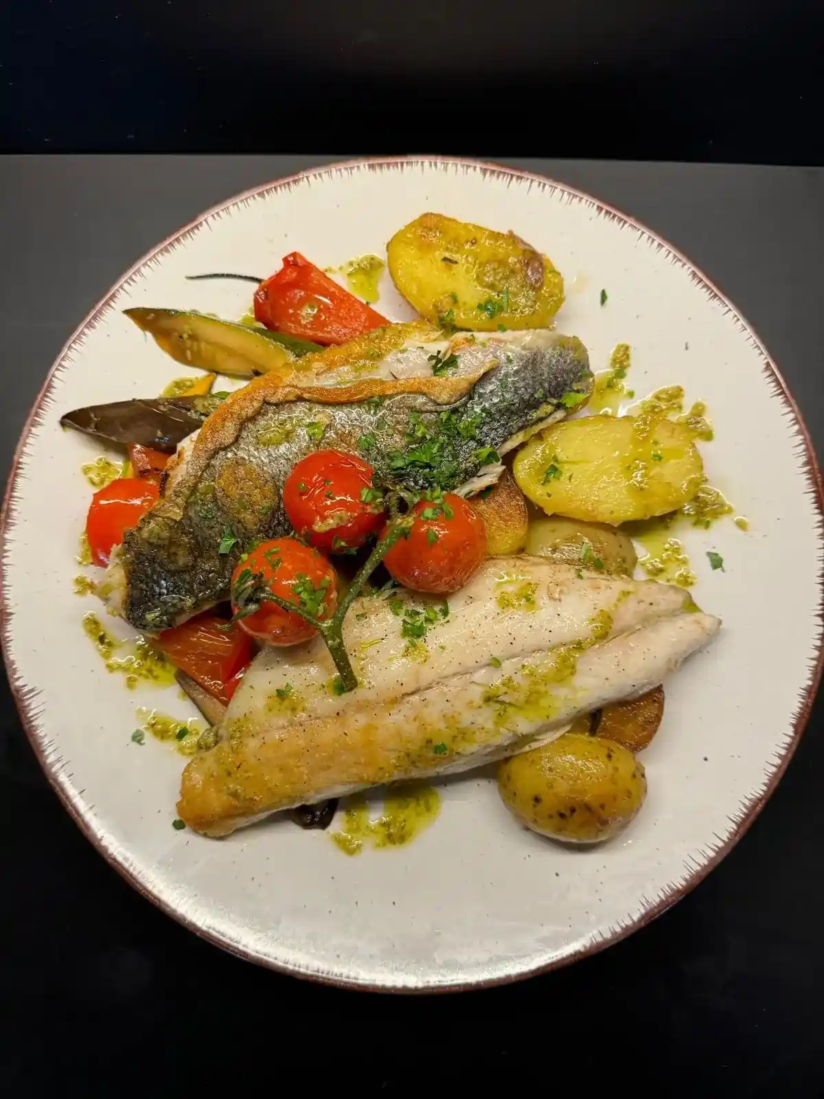Gegrilltes Fischfilet mit Kartoffeln und Tomaten – Restaurant Nürnberg