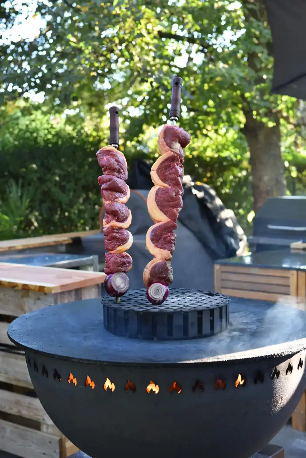 Picanha-Spieße am offenen Feuerkorb im BBQ Restaurant Nürnberg