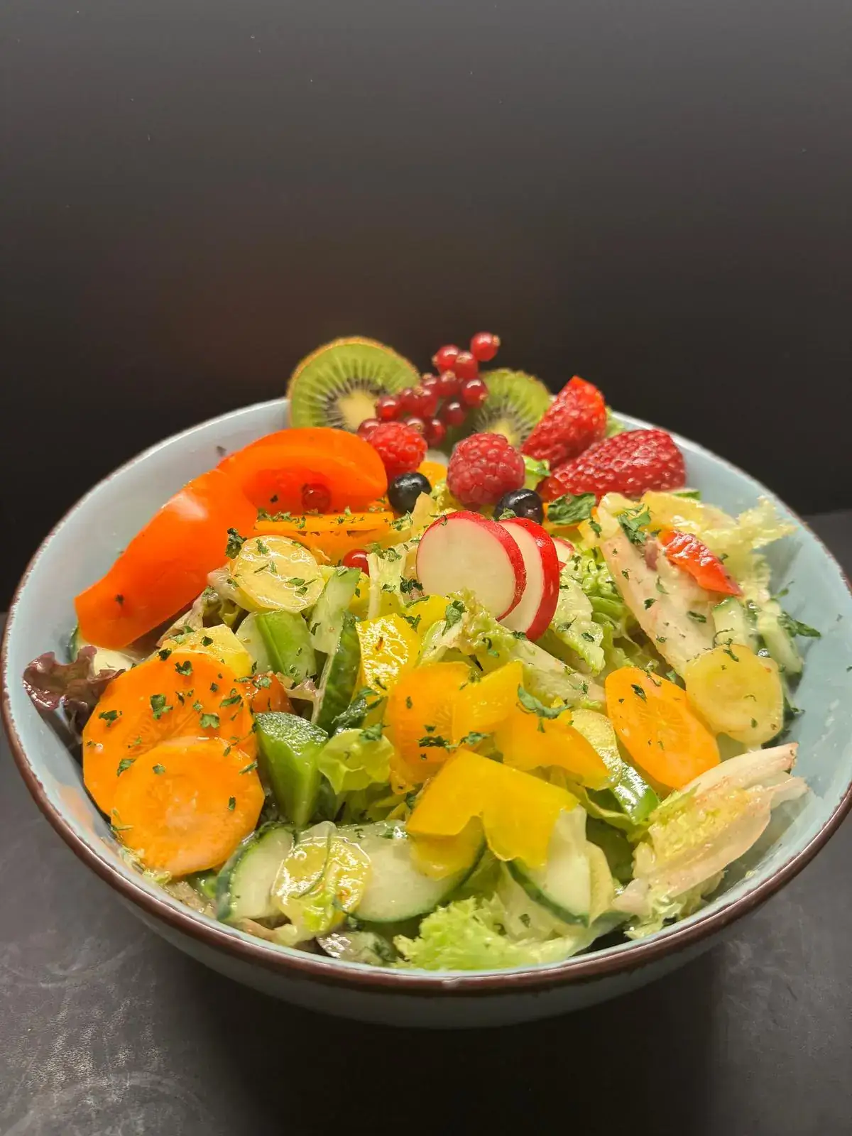 Bunter Salat mit Beeren und Früchten – vegetarisches Restaurant Nürnberg