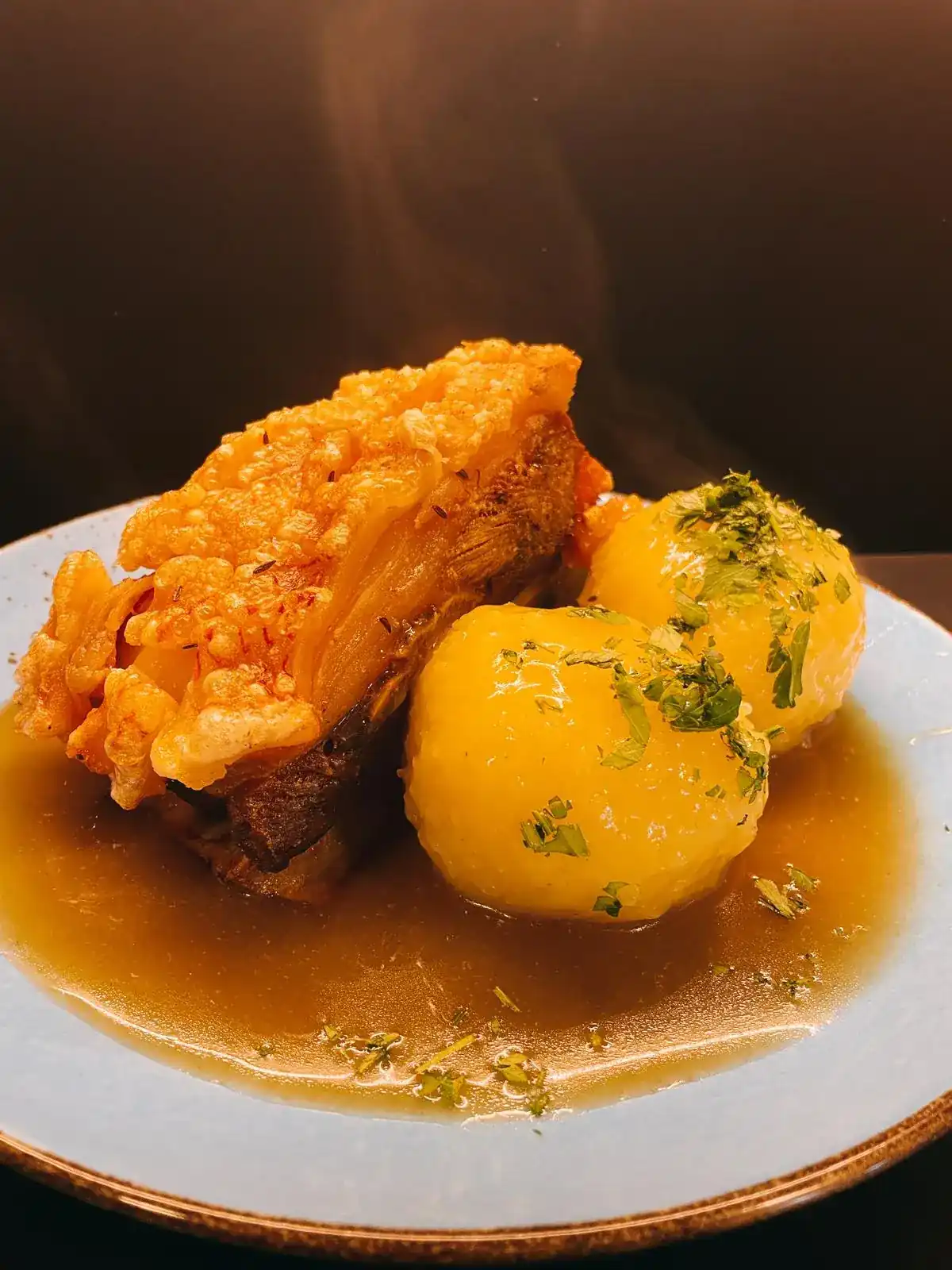 Fränkischer Schweinebraten mit Kruste und Kloß im Wirtshaus Nürnberg