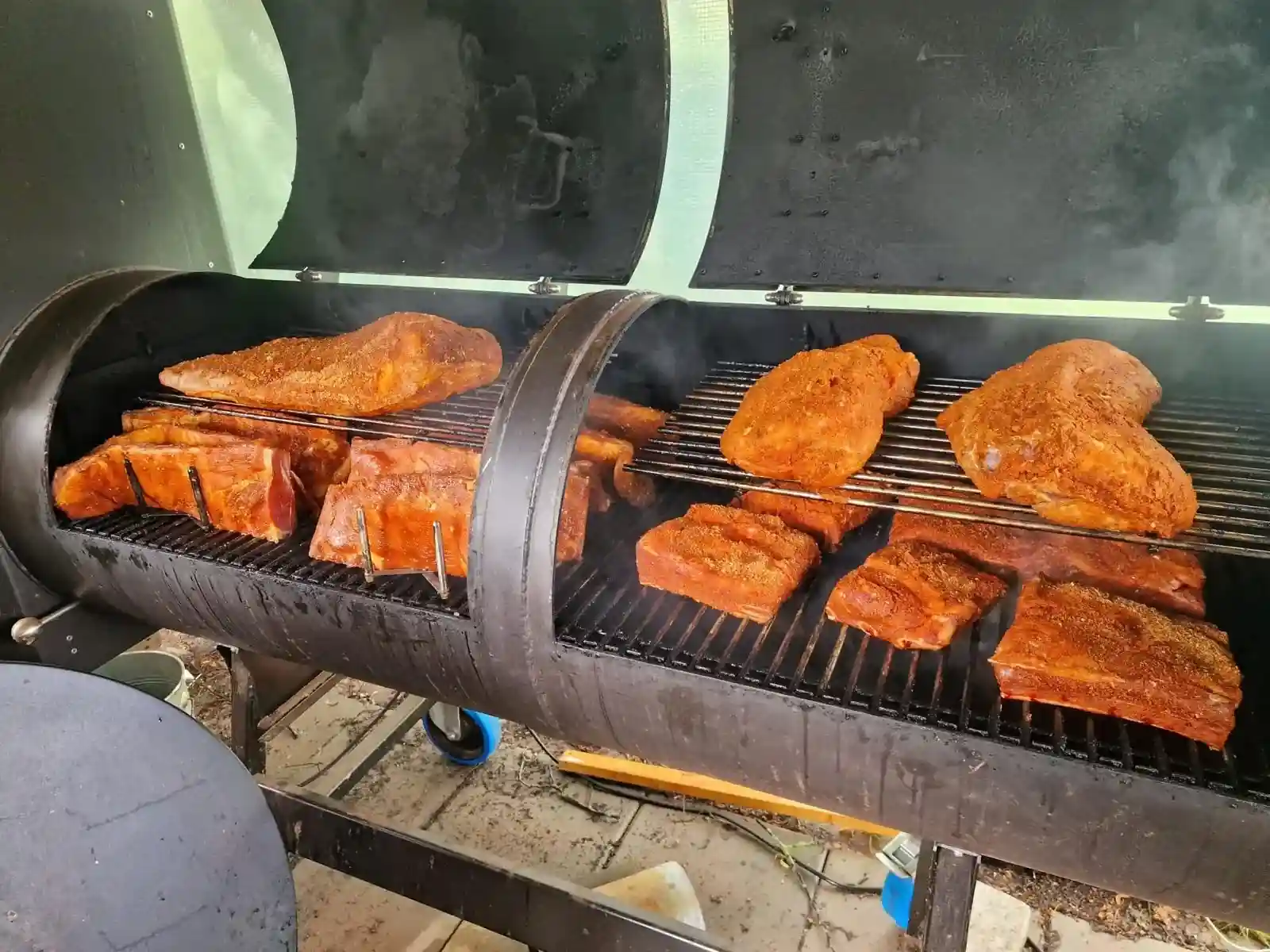 Pulled Pork, Spareribs und Brisket frisch aus dem Smoker bei Dino's BBQ Nürnberg