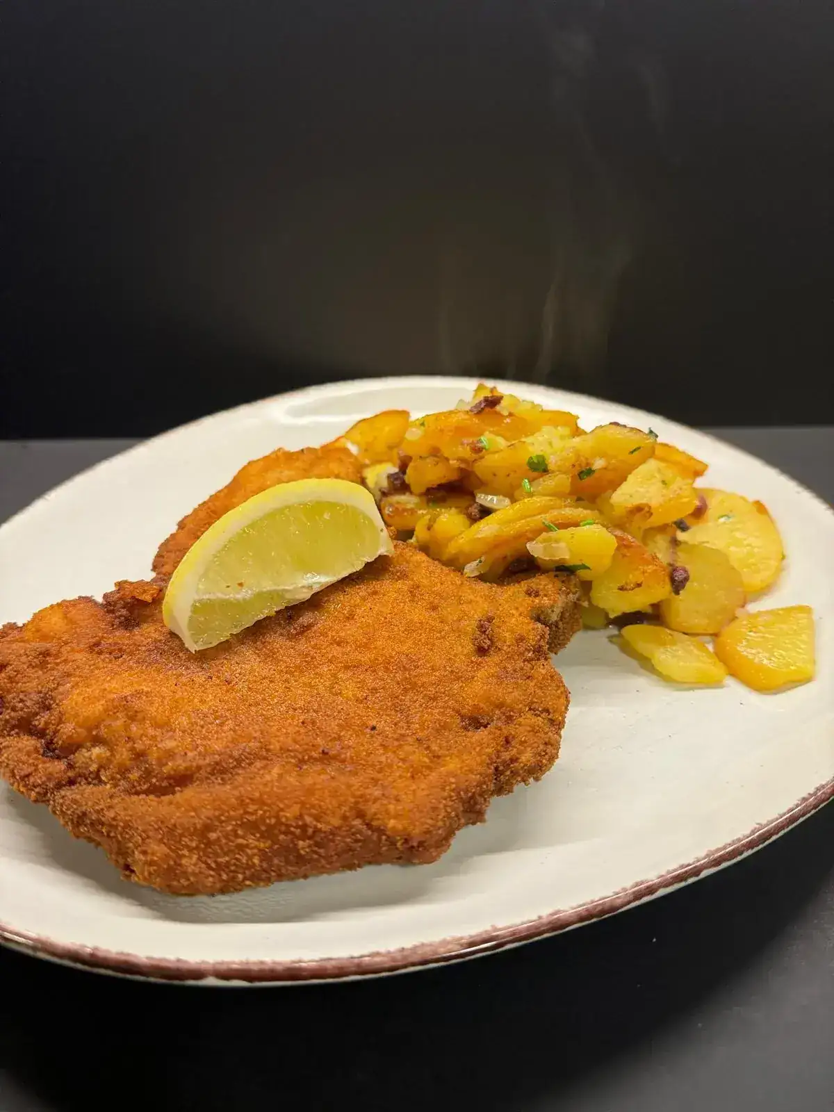 Wiener Schnitzel mit Bratkartoffeln im Restaurant Nürnberg